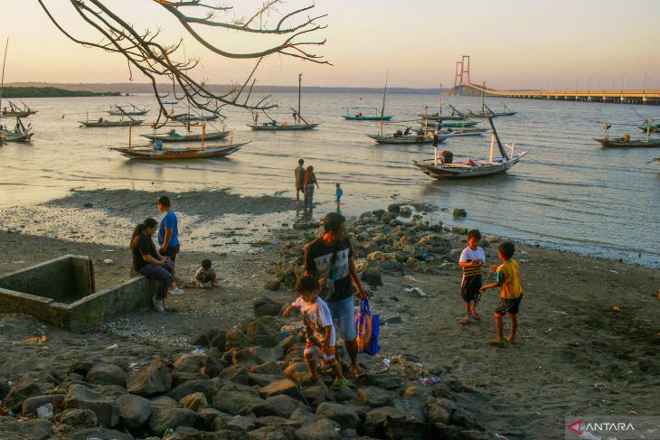 Wisata di kawasan Jembatan Suramadu