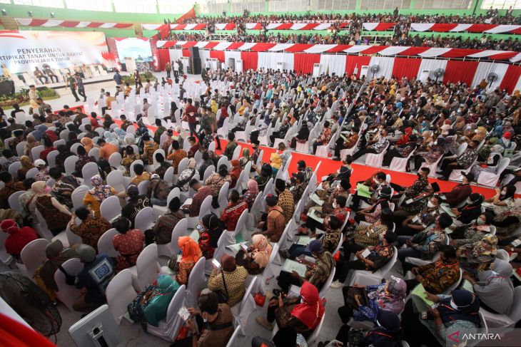 Penyerahan sertifikat tanah untuk rakyat Jawa TImur
