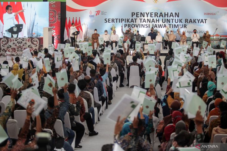 Penyerahan sertifikat tanah untuk rakyat Jawa TImur