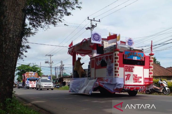 Ratusan Karnaval Kendaraan Hias Semarakkan HUT RI Ke-77