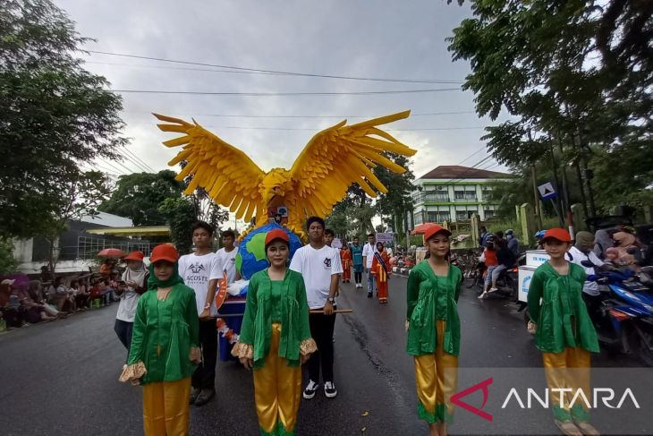 Pawai Lomba Karnaval Jalan Kaki Pangkalpinang Meriahkan HUT RI Ke-77