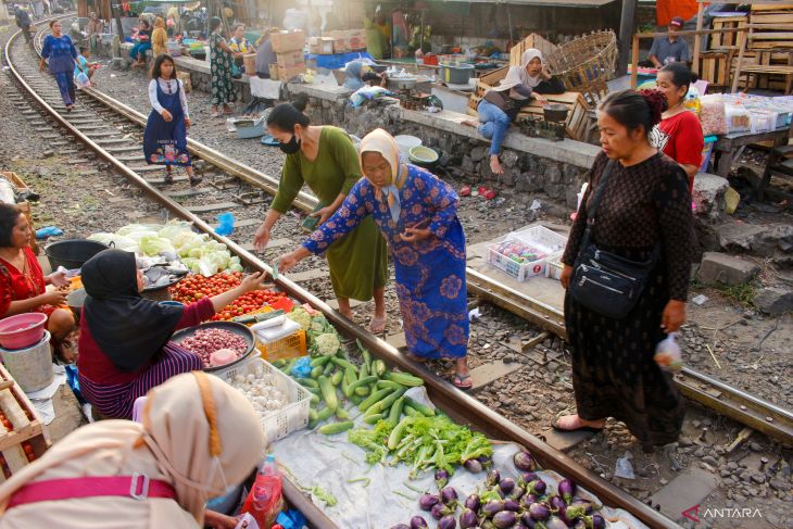 Pasar pinggir rel Surabaya