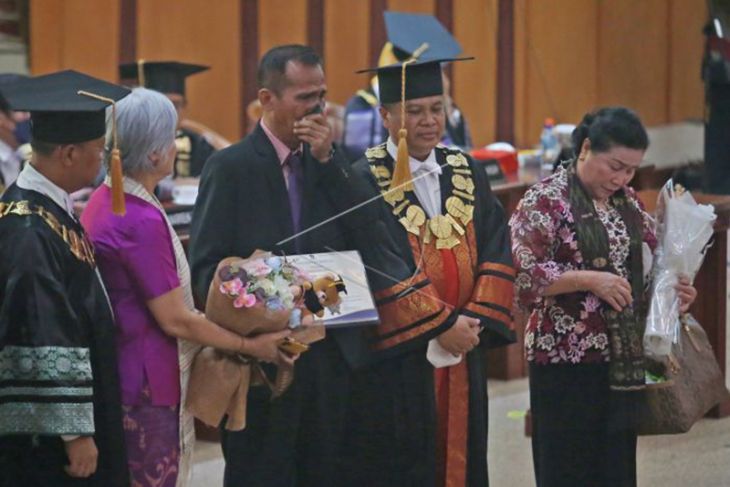 Wisuda Almarhum Brigadir Yosua Di Universita Terbuka