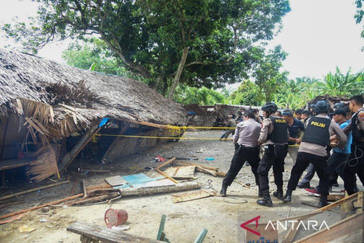 Petugas gabungan robohkan lapak diduga tempat konsumsi narkoba