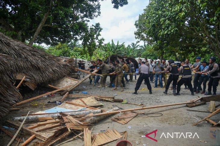 Petugas gabungan robohkan lapak diduga tempat konsumsi narkoba