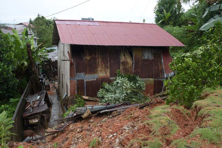 Longsor akibat banjir di Singkawang 