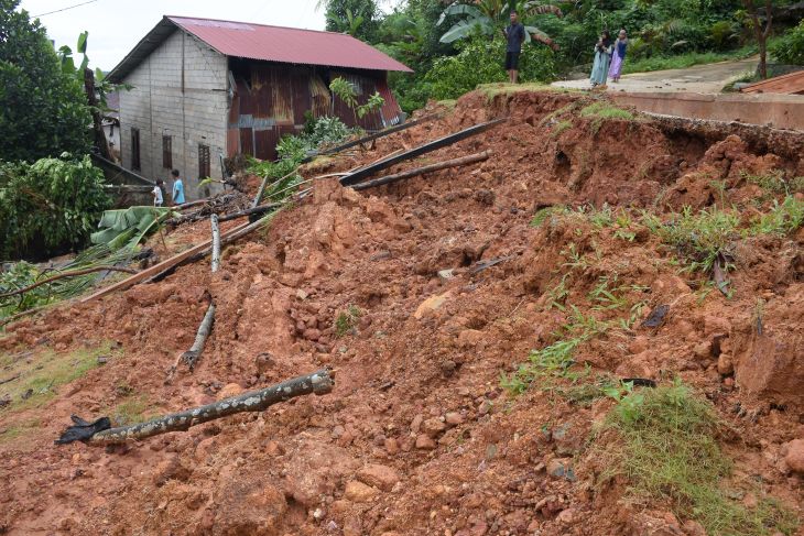 Longsor akibat banjir di Singkawang 