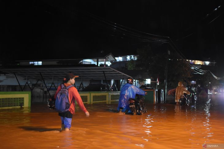 SINGKAWANG TERENDAM BANJIR AKIBAT HUJAN