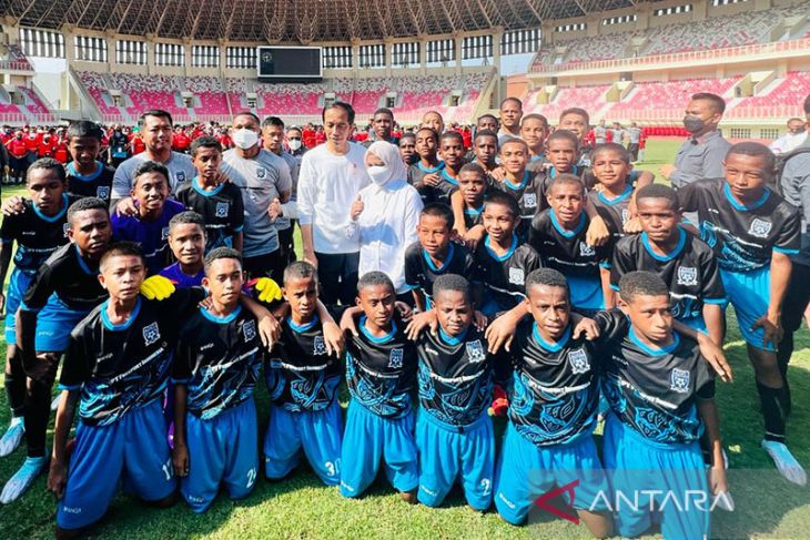 Presiden Jokowi minta Freeport bentuk Papua Football Academy sejak PON 2021