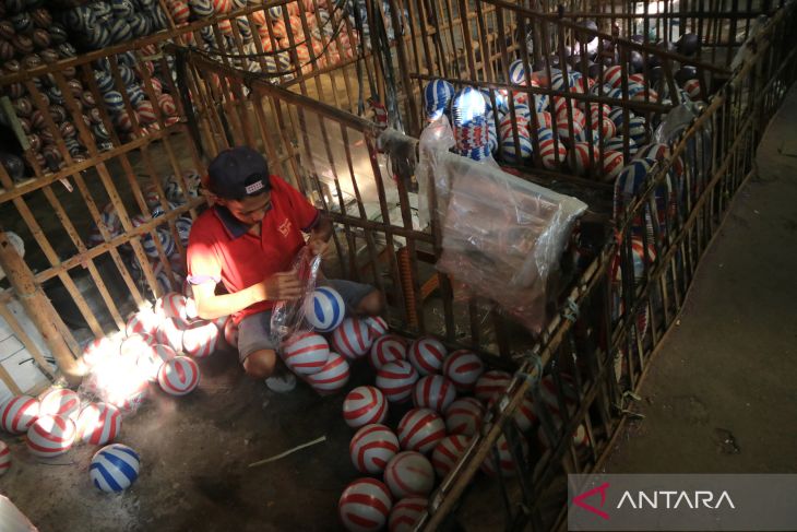 Produksi bola plastik di Jombang