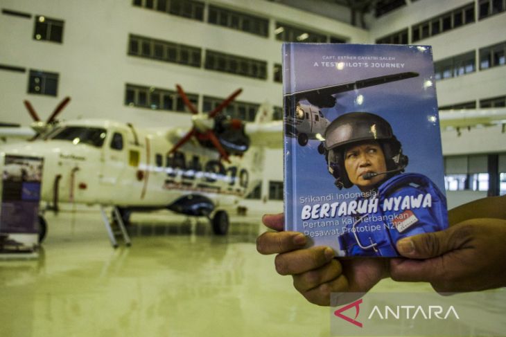 Peluncuran buku kisah Test Pilot PTDI 