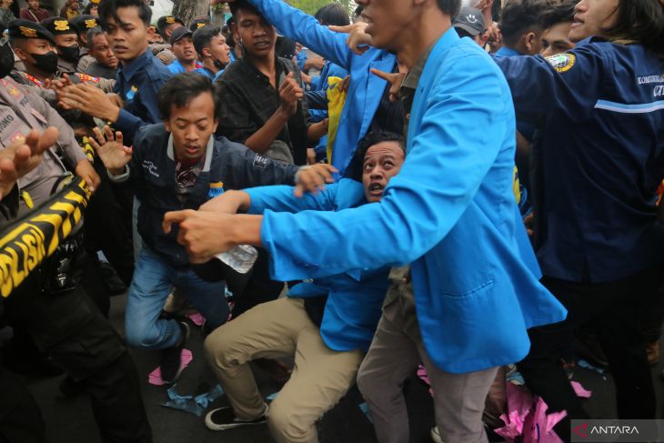 Demonstrasi mahasiswa tolak kenaikan harga BBM di Jombang