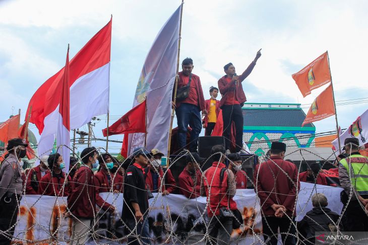 Unjuk rasa tolak kenaikan harga BBM di Surabaya