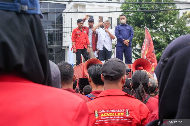 Unjuk rasa tolak kenaikan harga BBM di Surabaya
