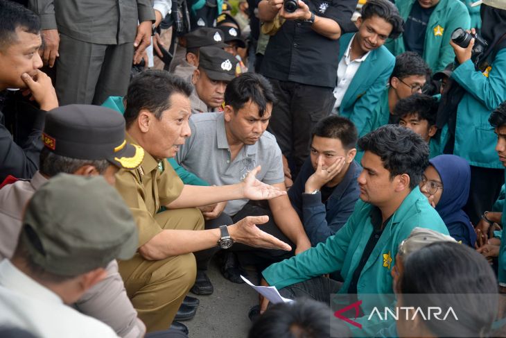 Pj Gubernur Aceh jumpai demonstran