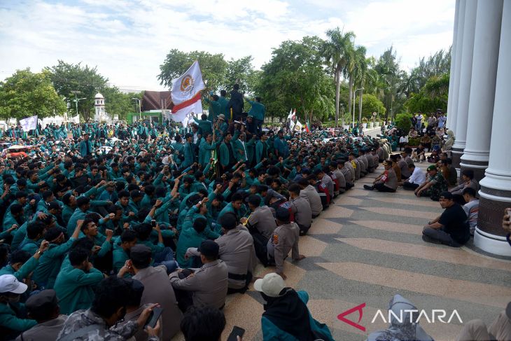 Pj Gubernur Aceh jumpai demonstran