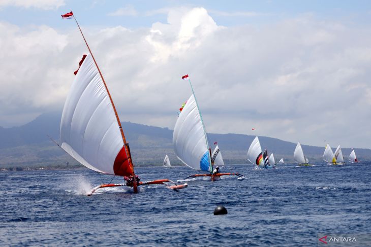 Lomba perahu layar HUT TNI AL