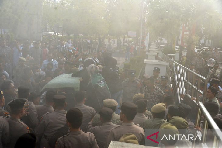 Unjuk rasa mahasiswa ricuh di Kantor Pertamina Aceh