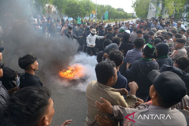 Unjuk rasa mahasiswa ricuh di Kantor Pertamina Aceh