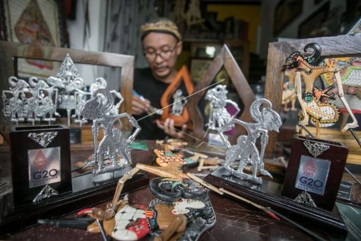 Kerajinan wayang suvenir resmi KTT G20 Bali