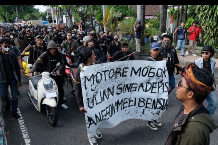 Aksi dorong motor warnai unjuk rasa di Denpasar