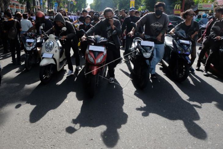 Aksi Mendorong Sepeda Motor Tolak Kenaikan Harga BBM