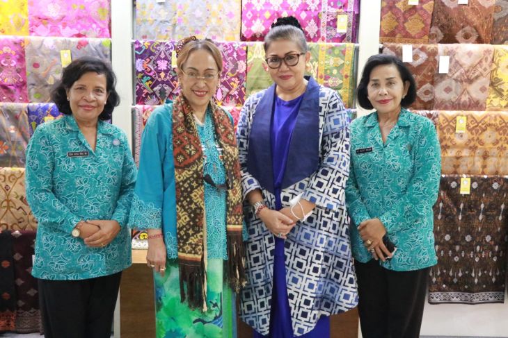 November, Sukmawati Soekarnoputri adakan pameran seni topeng untuk motivasi anak muda Bali