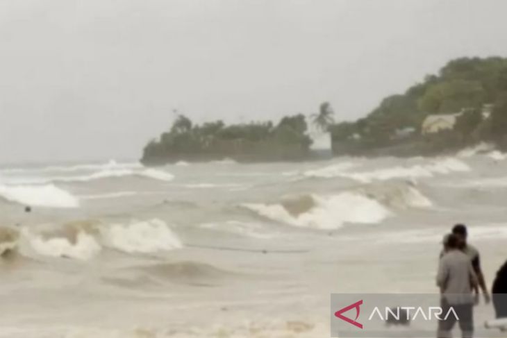 Masyarakat diminta waspada gelombang tinggi hingga enam meter