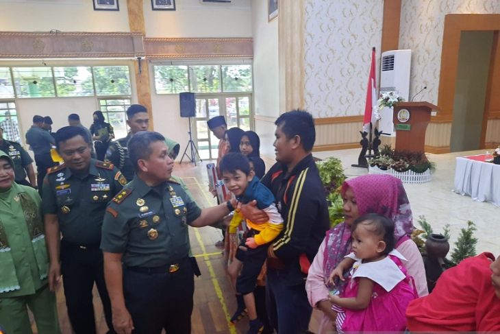 Pangdam II/Sriwijaya bantu susu bagi 50 anak stunting - Vimarsana News