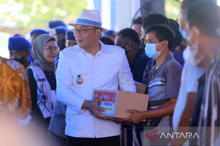 Gubernur dan Kapolda Jabar bagikan sembako di Indramayu 