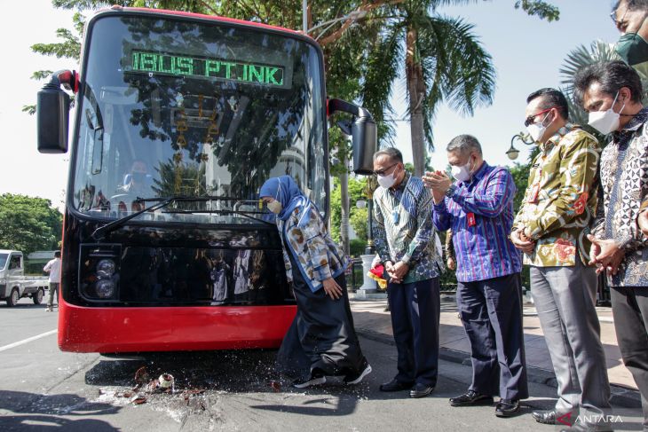 Uji coba bus listrik E-Inobus di Surabaya