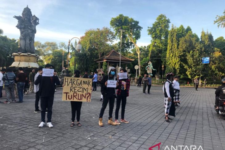 Polisi dan pecalang jaga aksi diam mahasiswa tolak kenaikan BBM di Bali