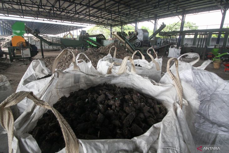 Pengolahan sampah organik menjadi briket