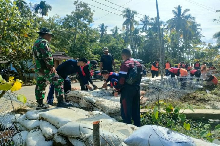 Polisi-BPBD bantu warga perbaiki tanggul sungai jebol di pesisir Aceh Tamiang
