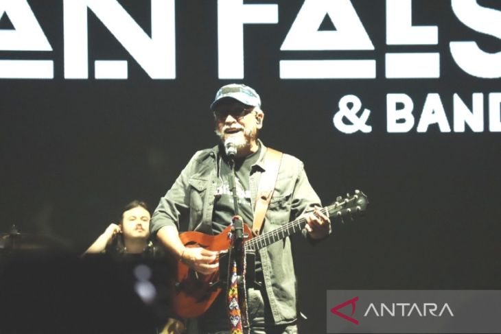 Konser  Iwan Fals  di Balikpapan tampil 2 jam bawakan 15 lagu