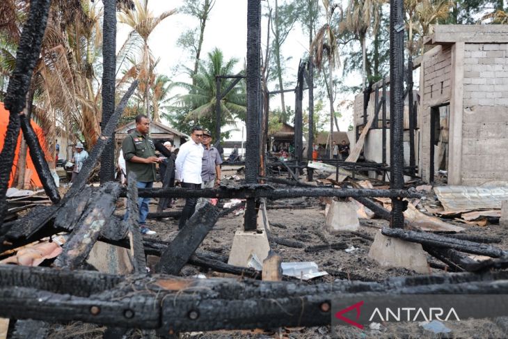 Empat korban rumah terbakar di Abdya dapat bantuan pimpinan DPR Aceh