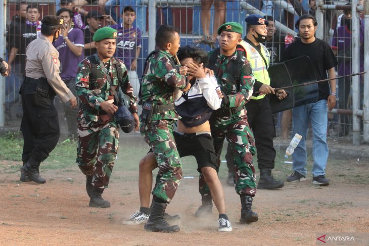 Kericuhan suporter sepak bola