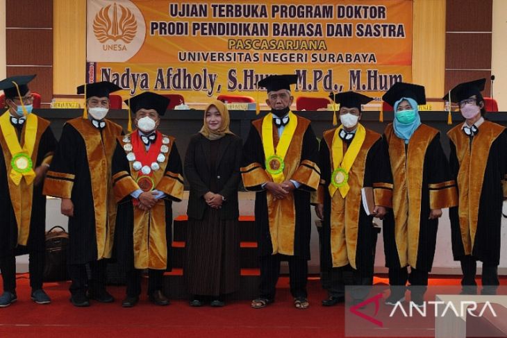 Harapkan sastra sebagai emansipasi, mahasiswa Unesa raih doktor nilai