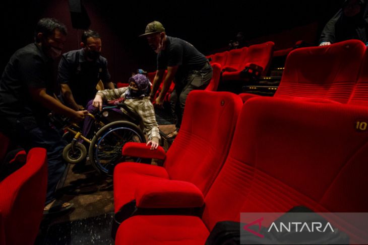 Penyandang disabilitas nonton bioskop 
