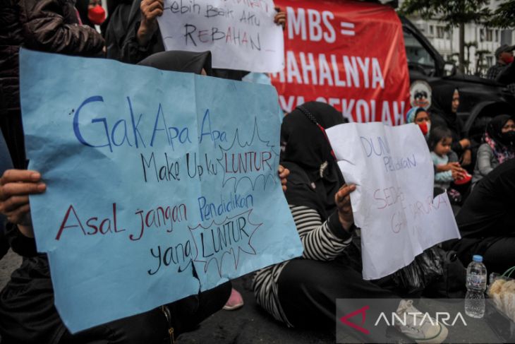 Aksi tolak biaya sekolah mahal di Jawa Barat 