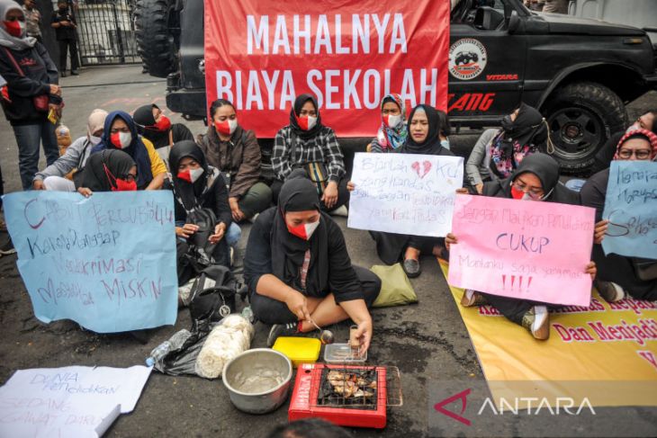 Aksi tolak biaya sekolah mahal di Jawa Barat 