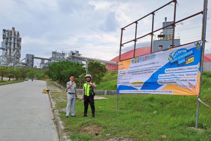 Samsat Malingping gencar pasang spanduk Bulan Bebas Denda di PT Cemindo Gemilang Bayah