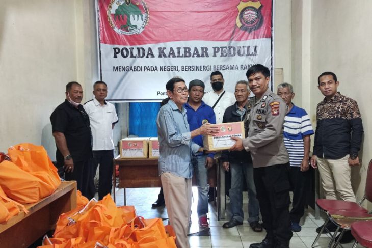 Pekerja Pelabuhan Pontianak terbantu dengan sembako gratis dari Polda Kalbar