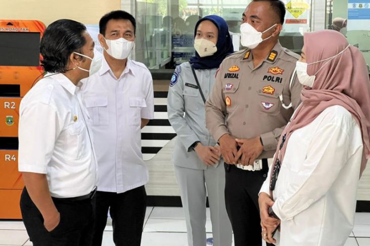 Kepala PT Jasa Raharja Perwakilan Tangerang mendampingi Pj. Gubernur Banten di Samsat Serpong
