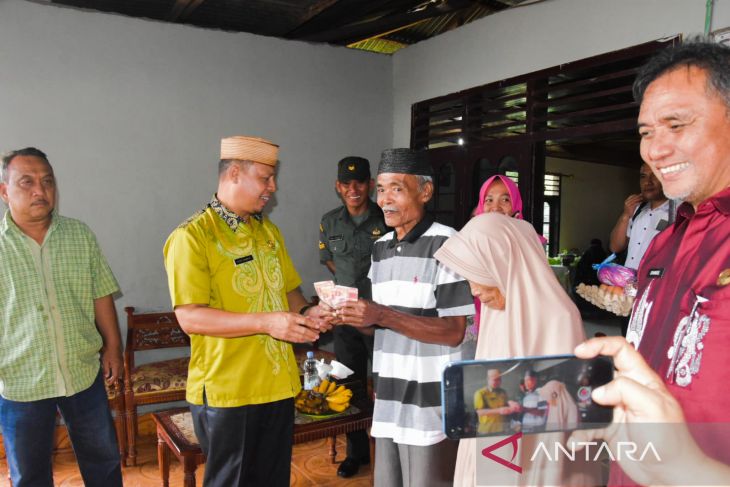 Pemkab Gorontalo serahkan BLT BBM dan Program Sembako ke warga Botumoputi