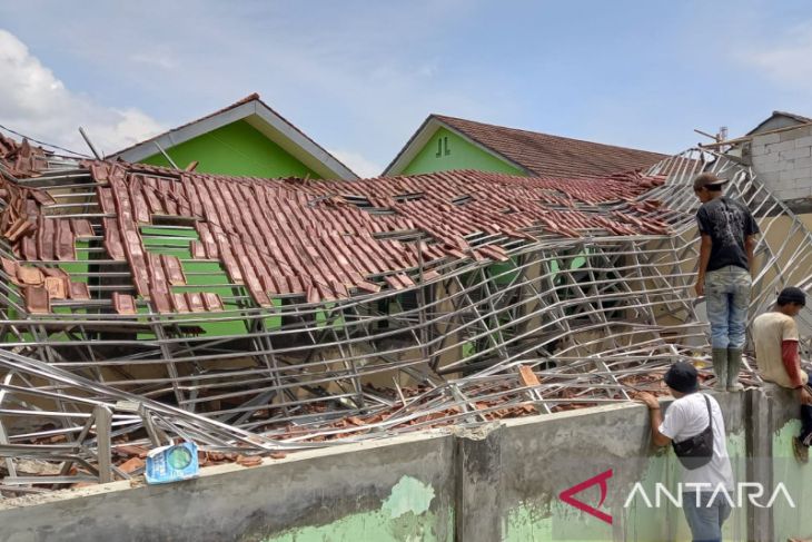 Perpustakaan SMAN 1 Palabuhanratu Sukabumi atapnya ambruk timpa pekerja