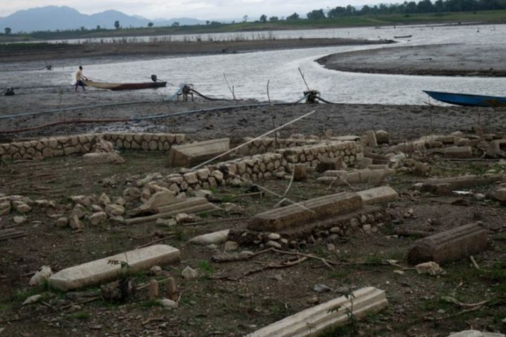 Terlihat Area Pemakaman Lama Saat Penyusutan Air Waduk