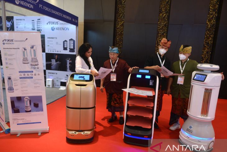 Robot antar makanan dan layanan hotel tampil di FHTB 2022