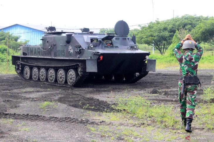 Latihan praktik kendaraan tempur