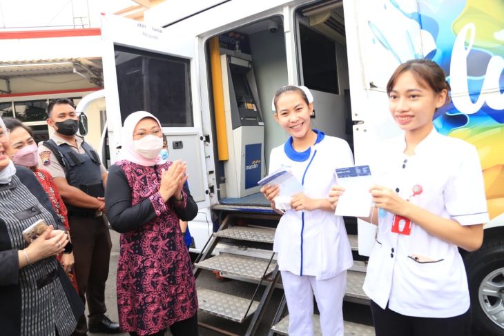 Central Java: Minister provides wage subsidy to health workers